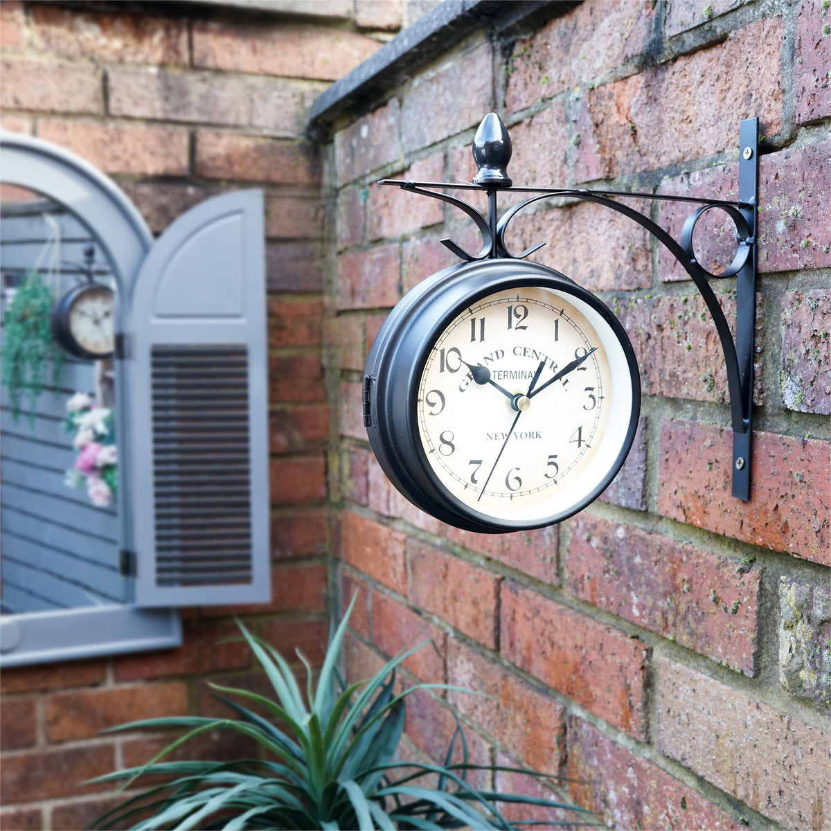 Double-Sided Vintage Outdoor Station Clock - Wall Mounted_Clocks