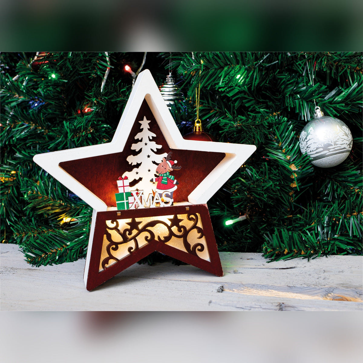 Battery Powered Wooden Light Up Christmas Star - White and Burgundy_Indoor Christmas Decorations