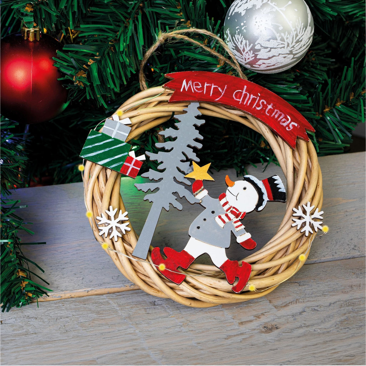 St Helens Snowman Battery-Powered Wicker Christmas Wreath – Festive Indoor Decoration_Christmas Wreaths