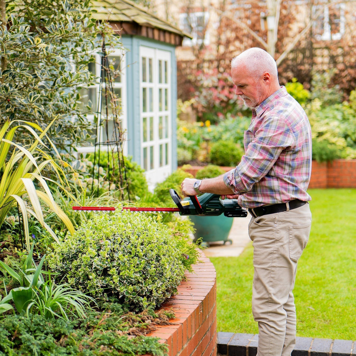 Webb Eco 20V 50cm (20") Cordless Hedge Trimmer (2Ah Battery & Charger Included)_Hedge Trimmers