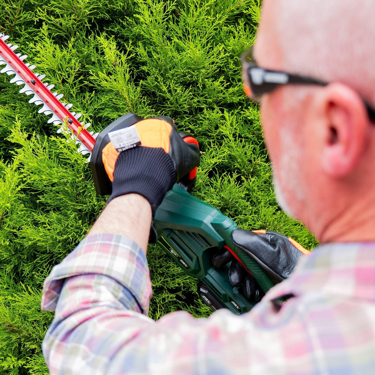 Webb Eco 20V 50cm (20") Cordless Hedge Trimmer (2Ah Battery & Charger Included)_Hedge Trimmers